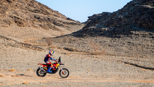 epa11822321 Luciano Benavides of Argentina competes with his KTM 450 Rally Factory for Red Bull KTM Factory Racing during the eighth stage of the 2025 Dakar Rally from Al Duwadimi to Riyadh, Saudi Arabia, 13 January 2025.  EPA/Marie Hessel