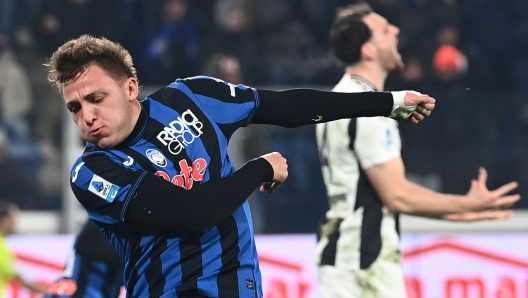 Atalanta's Italian forward #32 Mateo Retegui celebrates scoring his team's first goal during the Italian Serie A football match between Atalanta and Juventus at the Gewiss Stadium in Bergamo, on January 14, 2025. (Photo by Isabella BONOTTO / AFP)