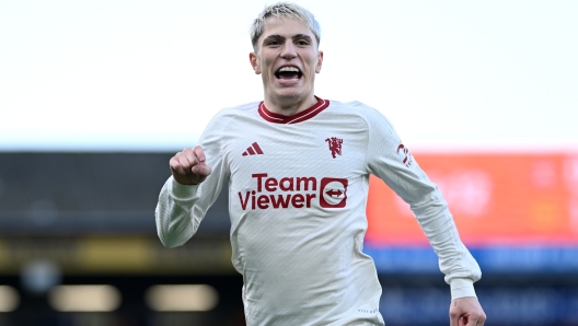 LUTON, ENGLAND - FEBRUARY 18: Alejandro Garnacho of Manchester United celebrates after assisting his team's second goal which was scored by Rasmus Hojlund of Manchester United (not pictured) during the Premier League match between Luton Town and Manchester United at Kenilworth Road on February 18, 2024 in Luton, England. (Photo by Shaun Botterill/Getty Images)