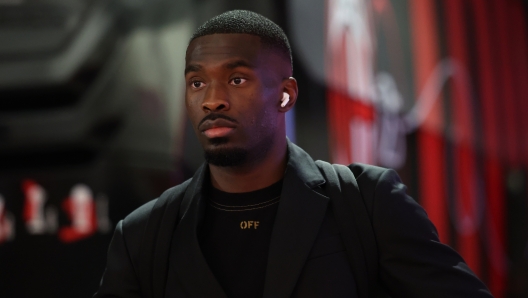 MILAN, ITALY - JANUARY 11:  Fikayo Tomori of AC Milan arrives before the Serie A match between AC Milan and Cagliari at Stadio Giuseppe Meazza on January 11, 2025 in Milan, Italy. (Photo by Claudio Villa/AC Milan via Getty Images)