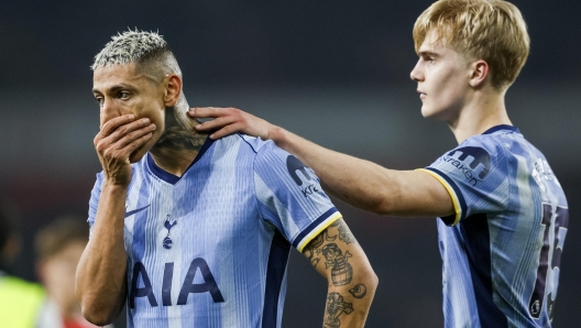 epa11827361 Richarlison (L) and Lucas Bergvall (R) of Tottenham react after the English Premier League match between Arsenal FC and Tottenham Hotspur, in London, Britain, 15 January 2025.  EPA/DAVID CLIFF EDITORIAL USE ONLY. No use with unauthorized audio, video, data, fixture lists, club/league logos, 'live' services or NFTs. Online in-match use limited to 120 images, no video emulation. No use in betting, games or single club/league/player publications.