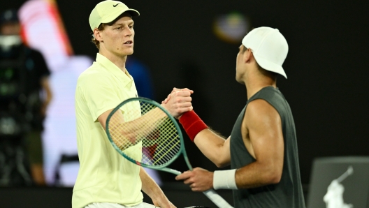 MELBOURNE, AUSTRALIA - JANUARY 18: Jannik Sinner of Italy (L) shakes hands with Marcos Giron of the United States following victory in the Men's Singles Third Round match during day seven of the 2025 Australian Open at Melbourne Park on January 18, 2025 in Melbourne, Australia. (Photo by Quinn Rooney/Getty Images)