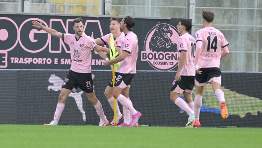 Foto Giovanni Isolino/LaPresse 19-01-2025 Palermo, Italia - sport, calcio - Palermo vs Juve Stabia - Campionato di calcio Serie B 2024/2025 - Stadio Renzo Barbera. Nella foto:  Esultanza goal 1-0 JEREMY LE DOURARON -  January 19 2025 Palermo, Italy - sport, soccer - Palermo vs Juve Stabia - Italian Football Championship League B 2024/2025 - Renzo Barbera stadium. In the pic:celebrates after scoring the 1-0 goal JEREMY LE DOURARON -