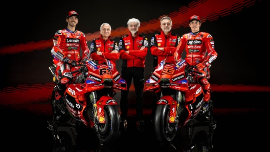 Ducati team ufficiale MotoGP 2025: Bagnaia, Tardozzi, Dall'Igna, Grassilli, Marquez