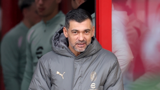 CAIRATE, ITALY - JANUARY 20: Head coach AC Milan Sergio Conceicao looks on during AC Milan training session at Milanello on January 20, 2025 in Cairate, Italy. (Photo by Claudio Villa/AC Milan via Getty Images)