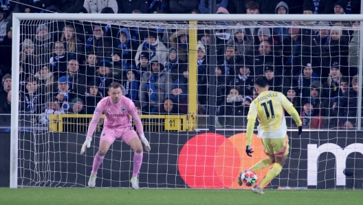 epa11843160 Nicolas Gonzalez (R) of Juve in action in front of goalkeeper Simon Mignolet of Brugge during the UEFA Champions League league phase match between Club Brugge KV and Juventus FC, in Bruges, Belgium, 21 January 2025.  EPA/OLIVIER MATTHYS