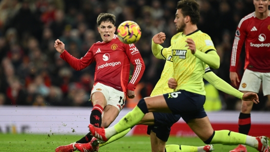 MANCHESTER, ENGLAND - JANUARY 16: Alejandro Garnacho of Manchester United shoots the ball whilst under pressure from Taylor Harwood-Bellis of Southampton during the Premier League match between Manchester United FC and Southampton FC at Old Trafford on January 16, 2025 in Manchester, England. (Photo by Gareth Copley/Getty Images)