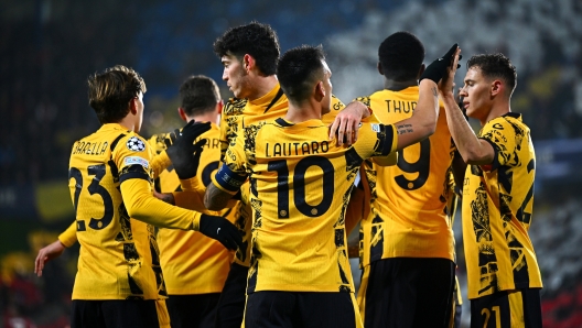 PRAGUE, CZECH REPUBLIC - JANUARY 22: Lautaro Martinez of FC Internazionale celebrates with teammates after scoring their team's first goal during the UEFA Champions League 2024/25 League Phase MD7 match between AC Sparta Praha and FC Internazionale Milano at Letna Stadium on January 22, 2025 in Prague, Czech Republic. (Photo by Mattia Ozbot - Inter/Inter via Getty Images)