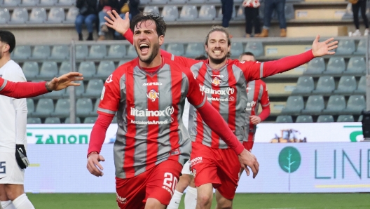 esultanza gol 2-1 Franco Vazquez , durante la partita tra Cremonese e Cosenza del Campionato italiano di calcio Serie BKT 2024/2025 - Stadio Giovanni Zini, Italia - Cremona 18 gennaio 2025 - Sport (foto Riccardo Bortolotti LaPresse)