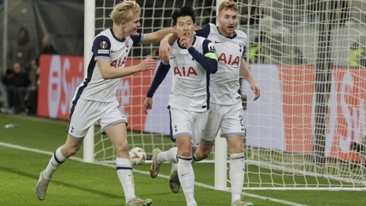 epa11848108 Heung-Min Son of Tottenham (C) celebrates with teammates after scoring the 1-3 lead during the UEFA Europa League match between TSG 1899 Hoffenheim and Tottenham Hotspur, in Sinsheim, Germany, 23 January 2025.  EPA/RONALD WITTEK