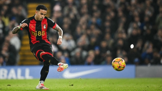 Bournemouth's Dutch striker #19 Justin Kluivert shoots a penalty kick and scores his team first goal during the English Premier League football match between Chelsea and Bournemouth at Stamford Bridge in London on January 14, 2025. (Photo by JUSTIN TALLIS / AFP) / RESTRICTED TO EDITORIAL USE. No use with unauthorized audio, video, data, fixture lists, club/league logos or 'live' services. Online in-match use limited to 120 images. An additional 40 images may be used in extra time. No video emulation. Social media in-match use limited to 120 images. An additional 40 images may be used in extra time. No use in betting publications, games or single club/league/player publications. /