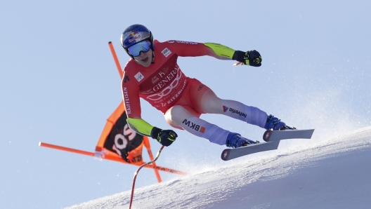 Switzerland's Marco Odermatt speeds down the course during an alpine ski, men's World Cup Super-G, in Kitzbuehel, Austria, Friday, Jan. 24, 2025. (AP Photo/Giovanni Auletta)