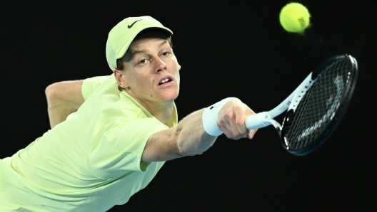 epaselect epa11849310 Jannik Sinner of Italy in action during the Men's Singles Semifinals match against Ben Shelton of USA at the Australian Open tennis tournament in Melbourne, Australia, 24 January 2025.  EPA/JOEL CARRETT AUSTRALIA AND NEW ZEALAND OUT