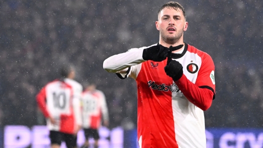 Feyenoord's Mexican forward #29 Santiago Gimenez (R) celebrates after scoring Feyenoord's second goal from the penalty spot during the UEFA Champions League, league phase day 7, football match between Feyenoord (NED) and FC Bayern Munich (GER) at the Feyenoord Stadium in Rotterdam, on January 22, 2025. (Photo by JOHN THYS / AFP)