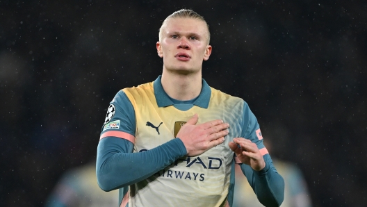 PARIS, FRANCE - JANUARY 22: Erling Haaland of Manchester City acknowledges the fans after the team's defeat in the UEFA Champions League 2024/25 League Phase MD7 match between Paris Saint-Germain and Manchester City at Parc des Princes on January 22, 2025 in Paris, France. (Photo by Mike Hewitt/Getty Images)