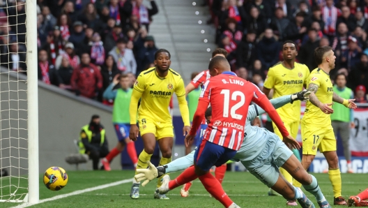 Atletico Madrid's Brazilian forward #12 Samuel Dias Lino scores his team's first goal in spite of Villarreal's Brazilian goalkeeper #01 Luiz Reis Junior during the Spanish league football match between Club Atletico de Madrid and Villarreal CF at the Metropolitano stadium in Madrid on January 25, 2025. (Photo by Pierre-Philippe MARCOU / AFP)