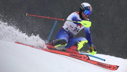 epa11853999 Alex Vinatzer of Italy in action during the first round of the Men's Slalom race at the FIS Alpine Skiing World Cup in Kitzbuehel, Austria, 26 January 2025.  EPA/ANNA SZILAGYI