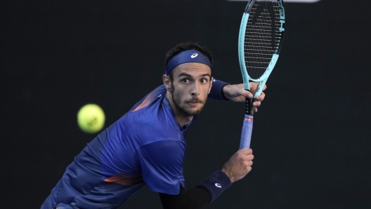 Lorenzo Musetti of Italy plays a backhand return to Ben Shelton of the U.S. during their third round match at the Australian Open tennis championship in Melbourne, Australia, Saturday, Jan. 18, 2025. (AP Photo/Ng Han Guan)    Associated Press / LaPresse Only italy and Spain