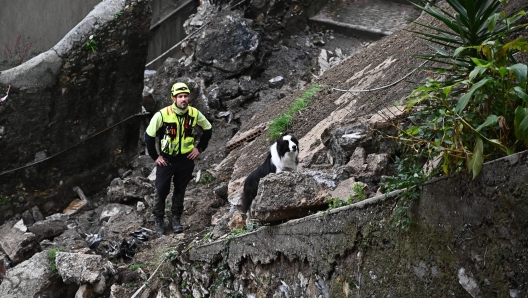 A causa del maltempo un muro di contenimento di via 5 sanri nel quartiere del Lagaccio ha ceduto. Al lavoro Vigoli del Fuoco e addetti della Ireti per un tubo del gas danneggiato. Genova,  28 gennaio 2025. ANSA/LUCA?ZENNARO