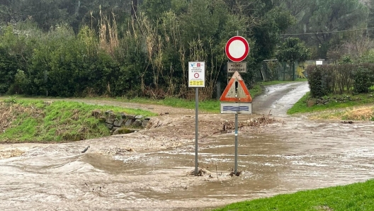 Il guado di Pian di Mugnone completamente superato dall?acqua; le strade da Caldine a Pian di Mugnone sono fiumi, Firenze 28 Gennaio 2025. FACEBOOK/SINDACO DI FIESOLE  +++ATTENZIONE LA FOTO NON PUO' ESSERE PUBBLICATA O RIPRODOTTA SENZA L'AUTORIZZAZIONE DELLA FONTE DI ORIGINE CUI SI RINVIA+++ +++NO SALES; NO ARCHIVE; EDITORIAL USE ONLY+++NPK+++