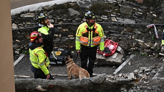 A causa del maltempo un muro di contenimento di via 5 sanri nel quartiere del Lagaccio ha ceduto. Al lavoro Vigoli del Fuoco e addetti della Ireti per un tubo del gas danneggiato. Genova,  28 gennaio 2025. ANSA/LUCA?ZENNARO