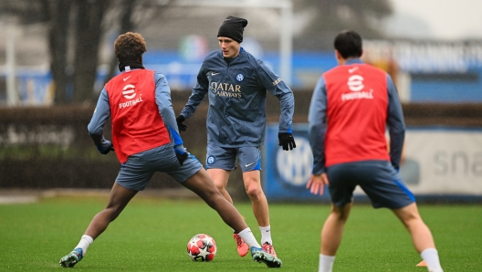 COMO, ITALY - JANUARY 27: Benjamin Pavard of FC Internazionale in action during the FC Internazionale training session at BPER Training Centre at Appiano Gentile on January 27, 2025 in Como, Italy. (Photo by Mattia Pistoia - Inter/Inter via Getty Images)