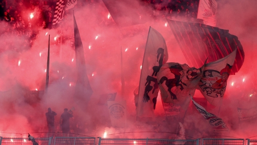 epa11226461 Frankfurt Ultras react with pyro during the German Bundesliga soccer match between Borussia Dortmund and Eintracht Frankfurt in Dortmund, Germany, 17 March 2024.  EPA/CHRISTOPHER NEUNDORF CONDITIONS - ATTENTION: The DFL regulations prohibit any use of photographs as image sequences and/or quasi-video.