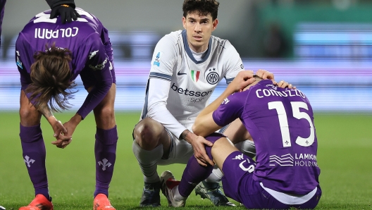 FLORENCE, ITALY - DECEMBER 1: Andrea Colpani and Pietro Comuzzo of ACF Fiorentina with Alessandro Bastoni of FC Internazionale reaction after the serious injury of Edoardo Bove of ACF Fiorentina who was taken to hospital by ambulance during the Serie A match between Fiorentina and FC Internazionale at Stadio Artemio Franchi on December 1, 2024 in Florence, Italy. (Photo by Gabriele Maltinti/Getty Images)