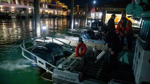 ARLINGTON, VIRGINIA - JANUARY 30: An emergency response team with Washington, DC Fire and EMS and DC Police load diving equipment on a boat to continue working the scene of airplane wreckage in the Potomac River near Ronald Reagan Washington Airport on January 30, 2025 in Arlington, Virginia. An American Airlines flight from Wichita, Kansas collided with a helicopter while approaching Ronald Reagan National Airport.   Andrew Harnik/Getty Images/AFP (Photo by Andrew Harnik / GETTY IMAGES NORTH AMERICA / Getty Images via AFP)