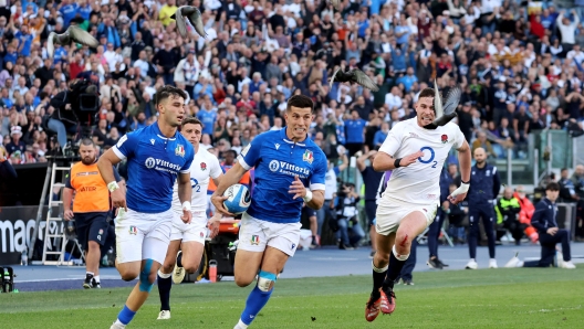 ROME, ITALY - FEBRUARY 03: Tommaso Allan of Italy runs to score a try during the Guinness Six Nations 2024 match between Italy and England at Stadio Olimpico on February 03, 2024 in Rome, Italy. (Photo by Giampiero Sposito/Getty Images)