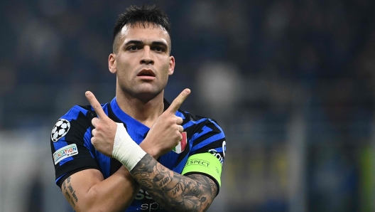 TOPSHOT - Inter Milan's Argentine forward #10 Lautaro Martinez celebrates scoring his team's third goal during the UEFA Champions League football match between Inter Milan and Monaco at the San Siro stadium in Milan on January 29, 2025. (Photo by Isabella BONOTTO / AFP)