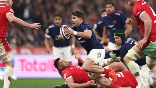 France's scrum-half and captain Antoine Dupont (C) runs with the ball during the Six Nations international rugby union match between France and Wales at the Stade de France, in Saint-Denis, north of Paris, on January 31, 2025. (Photo by FRANCK FIFE / AFP)