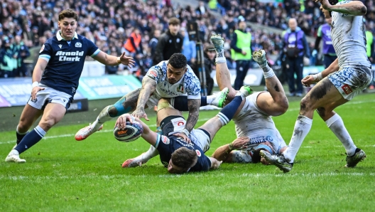 Scotland's centre Huw Jones (C) scores a try during the Six Nations international rugby union match between Scotland and Italy at Murrayfield Stadium in Edinburgh, Scotland on February 1, 2025. (Photo by ANDY BUCHANAN / AFP)