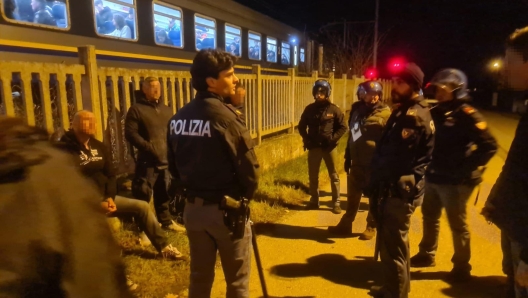 Un gruppo di una cinquantina di ultras dell'Udinese, spalleggiati da numerosi supporter del Salisburgo, hanno assaltato il treno diretto a Venezia che riportava a casa i circa 1200 tifosi della formazione lagunare. E' accaduto alla stazione di Basiliano (Udine) dopo la fine della partita disputata al Bluenergy stadium. Due persone sono rimaste ferite e sono state portate in ospedale. I tifosi del Venezia erano stati scortati dalle forze dell'ordine dallo stadio alla stazione di Udine. I tafferugli sono durati pochi minuti perch  arrivato l'elicottero della Polizia assieme a numerosi equipaggi. ANSA