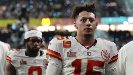 Kansas City Chiefs quarterback Patrick Mahomes (15) and wide receiver JuJu Smith- Schuster (9) walk off the field after a loss to the Philadelphia Eagles during the NFL Super Bowl 59 football game, Sunday, Feb. 9, 2025, in New Orleans. (AP Photo/Abbie Parr)  Associated Press/LaPresse