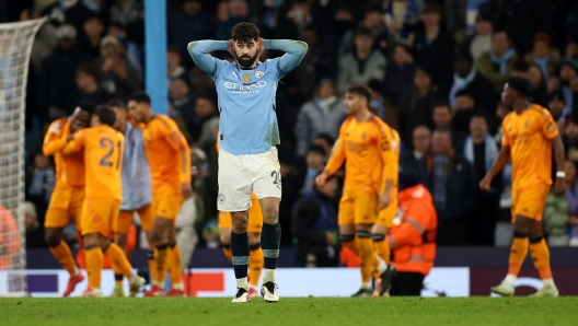 epa11889371 Josko Gvardiol of Manchester City reacts as Real Madrid players celebrate their third goal during the UEFA Champions League knockout phase play-offs 1st leg match between Manchester City and Real Madrid, in Manchester, Britain, 11 February 2025.  EPA/ADAM VAUGHAN