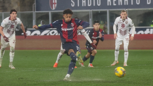 Bologna's Dan Ndoye shoots and scores the penalty 2-2 during the Italian Enilive Serie A soccer match between Bologna FC and Torino at Renato Dall?Ara Stadium, Bologna, northern Italy, Saturday, February 14, 2025, Sport - Soccer - (Photo Michele Nucci - LaPresse)