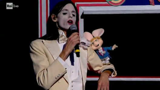 Lucio Corsi duetta con Topo Gigio nella serata cover del Festival di Sanremo 2025