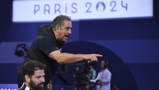 Lo sconforto alla finale nel fioretto individuale alle Olimpiadi di  Parigi 2024 di Filippo Macchi  e del suo CT Stefano Cerioni che hanno contestato la decisione dell'arbitro sulla stoccata finale 29  Luglio 2024.  ANSA / Ciro Fusco