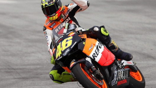 Il 12 ottobre del 2003, in Malaysia, Valentino bissa il successo conquistanto il suo secondo titolo mondiale nella Motogp, sempre in sella alla Honda. AHMAD YUSNI