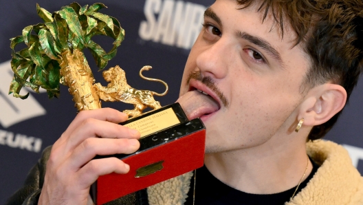 The winner of the festival Italian singer Olly poses during a photocall at the Sanremo Italian Song Festival, in Sanremo, Italy, 16 February 2025. The 75th Sanremo Italian Song Festival started on 11 February and concluded 15 February 2025 evening. ANSA/ETTORE FERRARI