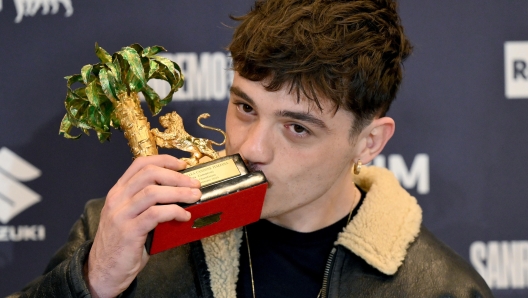 The winner of the festival Italian singer Olly poses during a photocall at the Sanremo Italian Song Festival, in Sanremo, Italy, 16 February 2025. The 75th Sanremo Italian Song Festival started on 11 February and concluded 15 February 2025 evening. ANSA/ETTORE FERRARI