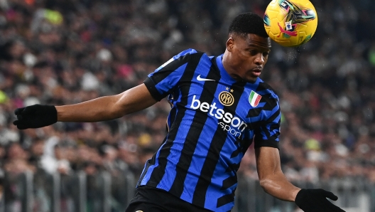 Inter Milan's Dutch defender #02 Denzel Dumfries heads the ball during the Italian Serie A football match between Juventus and Inter Milan at the Juventus Stadium in Turin on February 16, 2025. (Photo by Isabella BONOTTO / AFP)