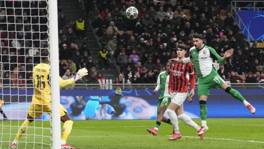 Milan-Feyenoord 1-1, gol di Gimenez e Carranza, rosso a Theo | Gazzetta.it