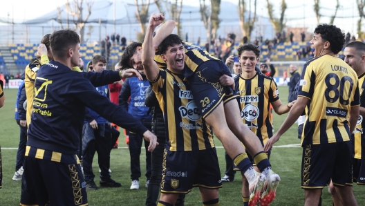 La Juve Stabia esulta a fine gara   durante la partita tra Juve Stabia-Cosenza  del Campionato italiano di calcio Serie BKT 2024/2025 - Stadio Romeo Menti, Castellammare di Stabia, Italia - 16 Febbraio 2025 - Sport
(Photo by Alessandro Garofalo/LaPresse)


 during the Serie BKT soccer match between Juve Stabia and Cosenza  at the Romeo Menti Stadium in Castellammare di Stabia, southern italy - Sunday February 16, 2025. Sport - Soccer . 
(Photo by Alessandro Garofalo/LaPresse)