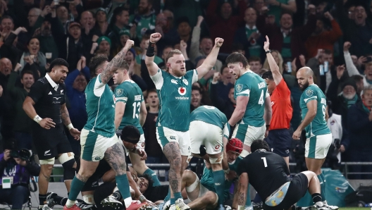 Ireland's Josh van der Flier's teammates react as he scores try during the the Autumn Nations series rugby union match between Ireland and New Zealand at the Aviva Stadium in Dublin, Ireland, Friday, Nov. 8, 2024. (AP Photo/Peter Morrison)

Associated Press/LaPresse