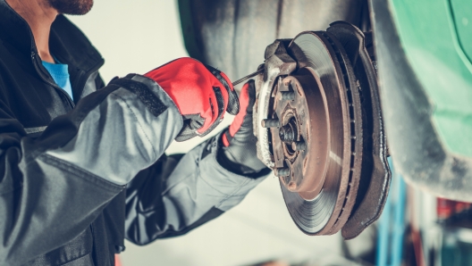 Freni auto meccanico officina manutenzione