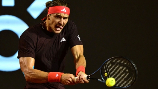 Germany Alexander Zverev returns to Argentine Francisco Comesana during their quarter final tennis match at the ATP 500 Rio Open in Rio de Janeiro, Brazil on February 21, 2025. (Photo by Pablo PORCIUNCULA / AFP)