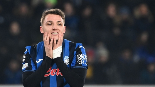 Atalanta's Italian forward #32 Mateo Retegui reacts during the UEFA Champions League knockout phase play-off 2nd leg football match between Club Brugge KV and Atalanta at the Stadio di Bergamo in Bergamo on February 18, 2025. (Photo by Isabella BONOTTO / AFP)