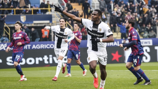 Parma's Ange-Yoan Bonny jubilates with his teammates after scoring the goal during the Italian Serie A soccer match Parma Calcio vs Bologna FC at Ennio Tardini stadium in Parma, Italy, 22 February 2025. ANSA /SERENA CAMPANINI